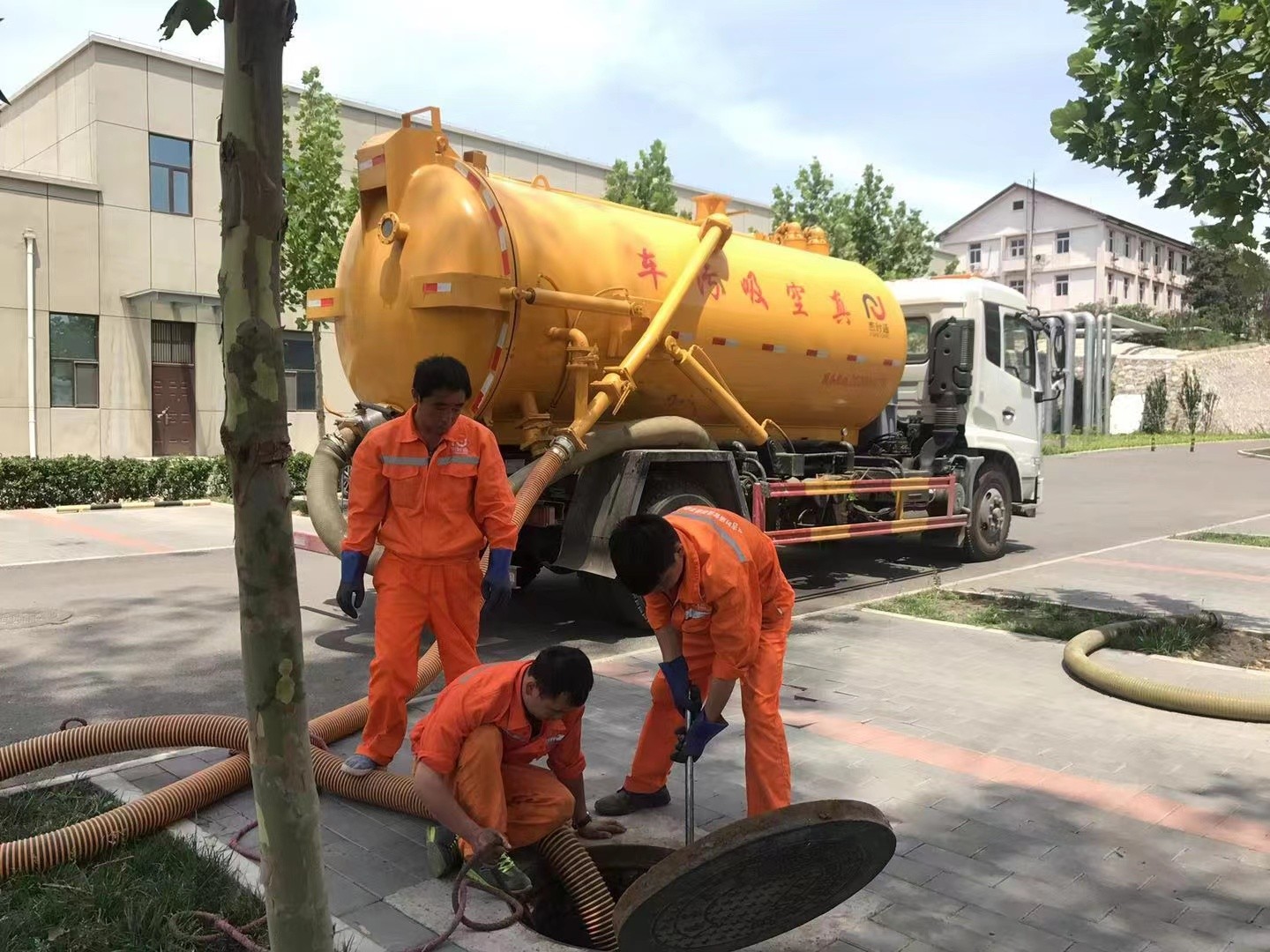 王屋镇管道疏通车停在窨井附近