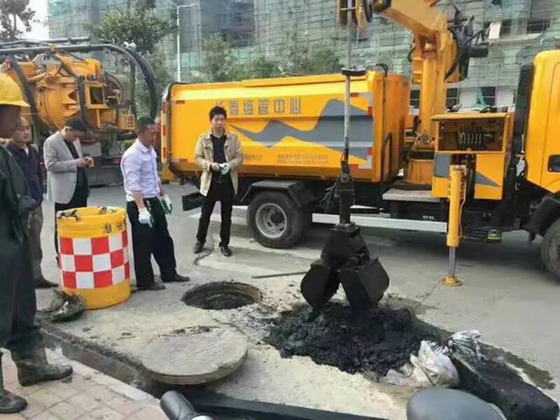 王屋镇街道：网格员化身“清道夫”，为民解忧疏通“堵心”化粪池