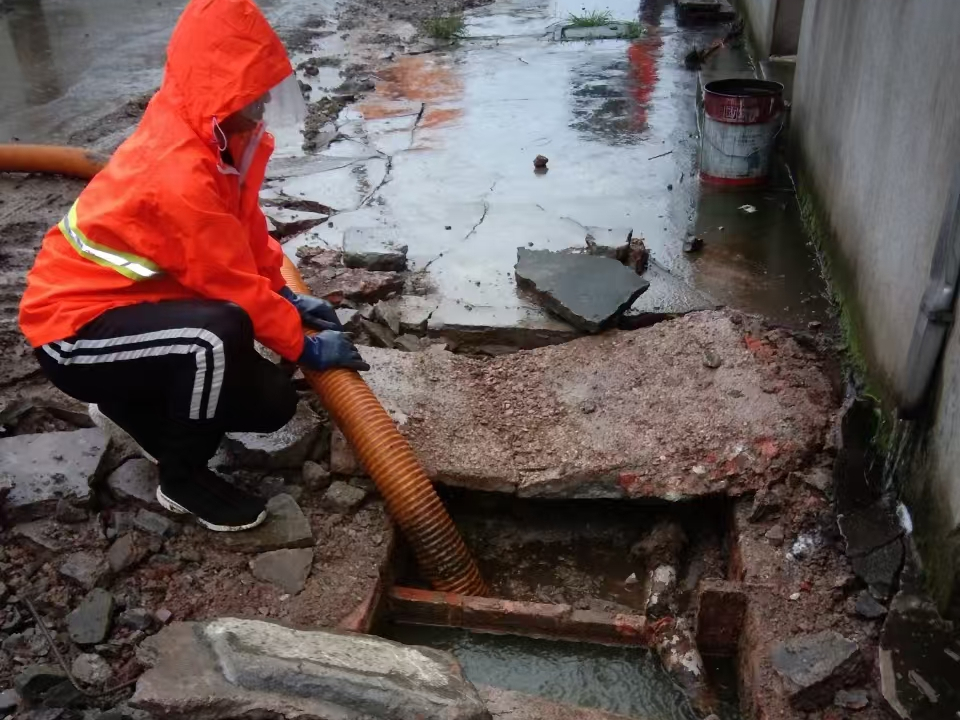 王屋镇专业清理污水池 炜誉市政以规范流程守护城市 “肠道”